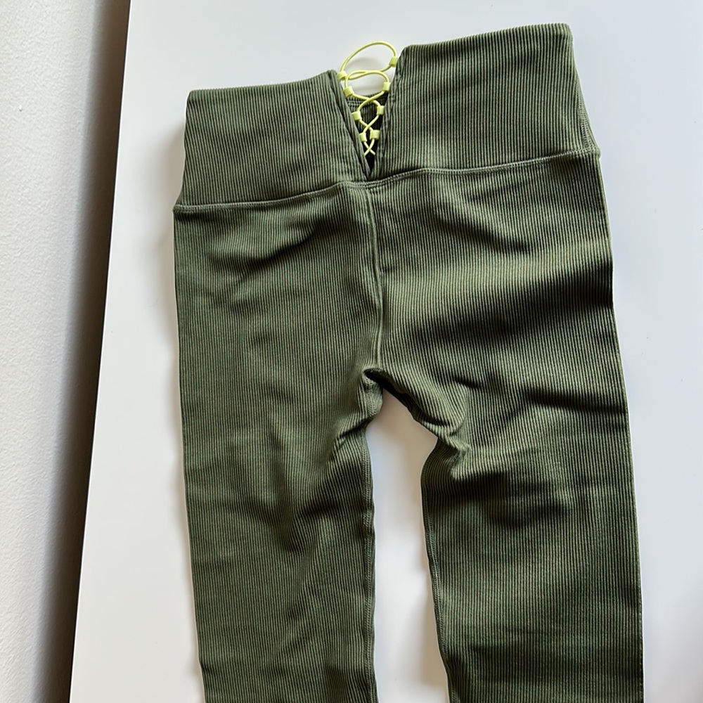 Green Fabletics workout Set - Picture 4 of 6
